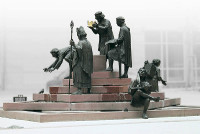 Der K&ouml;nig-Heinrich-Brunnen, Quedlinburg, inszeniert humorvoll die Ballade von Heinrich dem Vogler und seiner Kr&ouml;nung zum 1, deutschen K&ouml;nig im Jahre 919