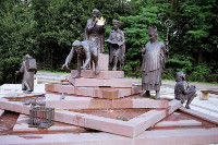Der K&ouml;nig-Heinrich-Brunnen, Quedlinburg, inszeniert humorvoll die Ballade von Heinrich dem Vogler und seiner Kr&ouml;nung zum 1, deutschen K&ouml;nig im Jahre 919