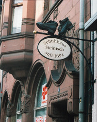 Schuhhaus Steinisch (ehemalig), Stahl, Kupfer getrieben