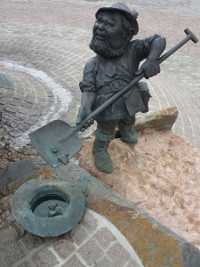 Kohle schaufelnder Zwerg