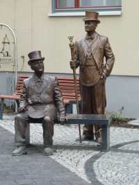 Freimaurer "Meister vom Stuhl" und "Zeremonienmeister" in Quedlinburg, 2010, lebensgro&szlig;, Bronze