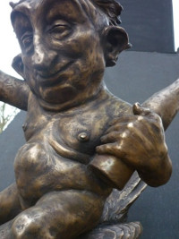 Detail Teufel auf Rabe, Bronze