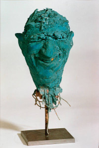Mann mit Goldzahn, eingef&auml;rbter Beton, Stahl und Messing, 35cm